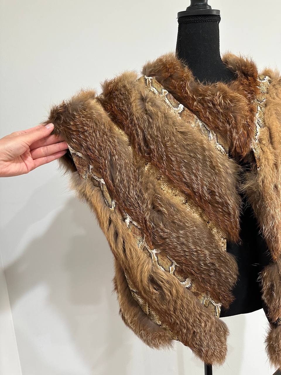 Women's Brand New Real CRYSTAL FOX size M Fur VEST waist Coat Sleeves Less 1109977