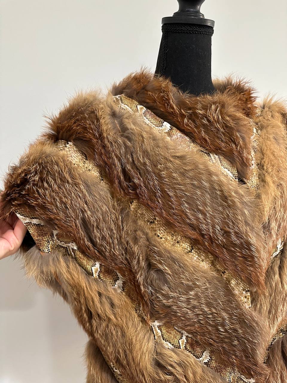 Women's Brand New Real CRYSTAL FOX size M Fur VEST waist Coat Sleeves Less 1109977