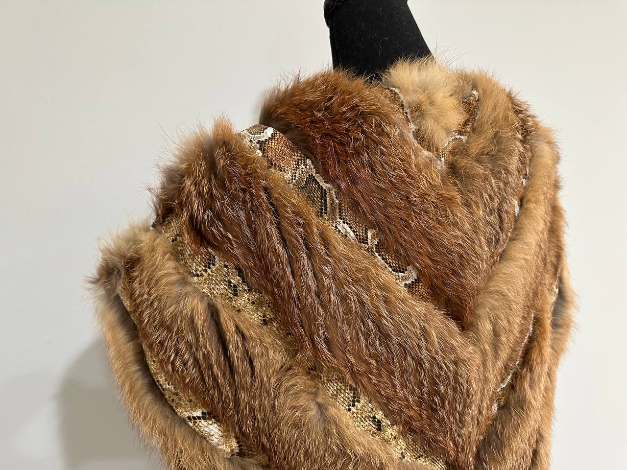 Women's Brand New Real CRYSTAL FOX size M Fur VEST waist Coat Sleeves Less 1109977