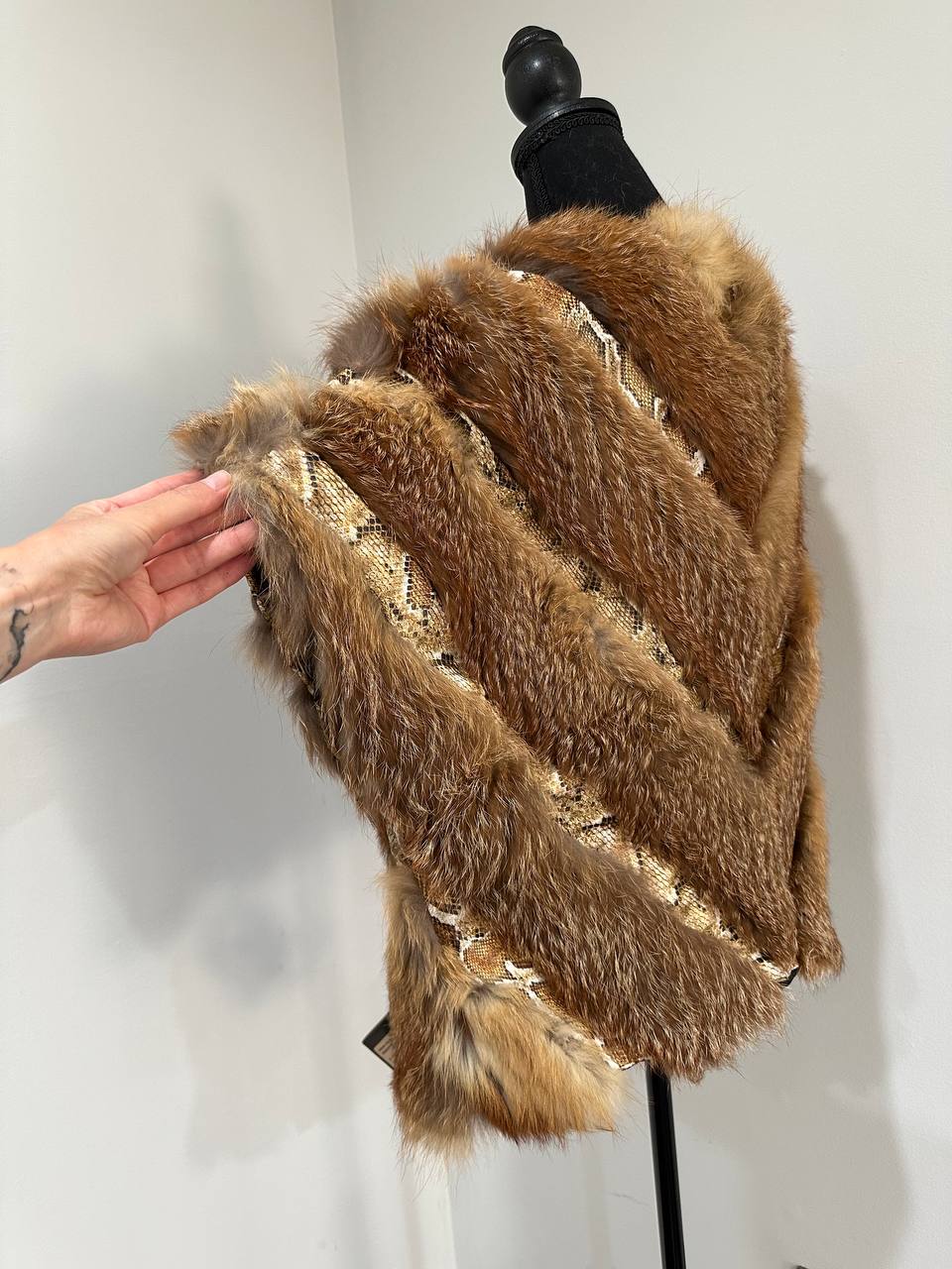 Women's Brand New Real CRYSTAL FOX size M Fur VEST waist Coat Sleeves Less 1109977