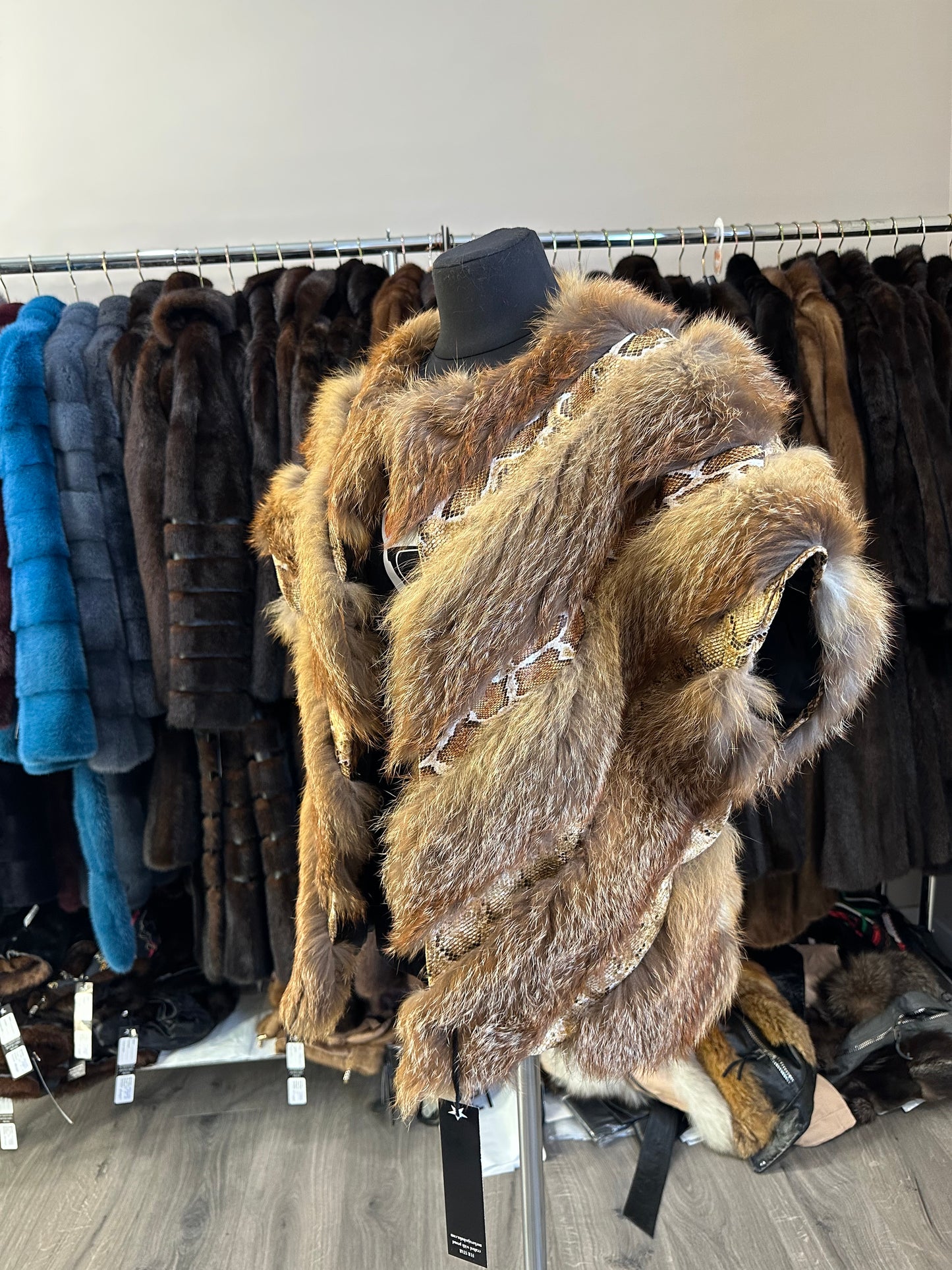 Women's Brand New Real CRYSTAL FOX size M Fur VEST waist Coat Sleeves Less 1109977