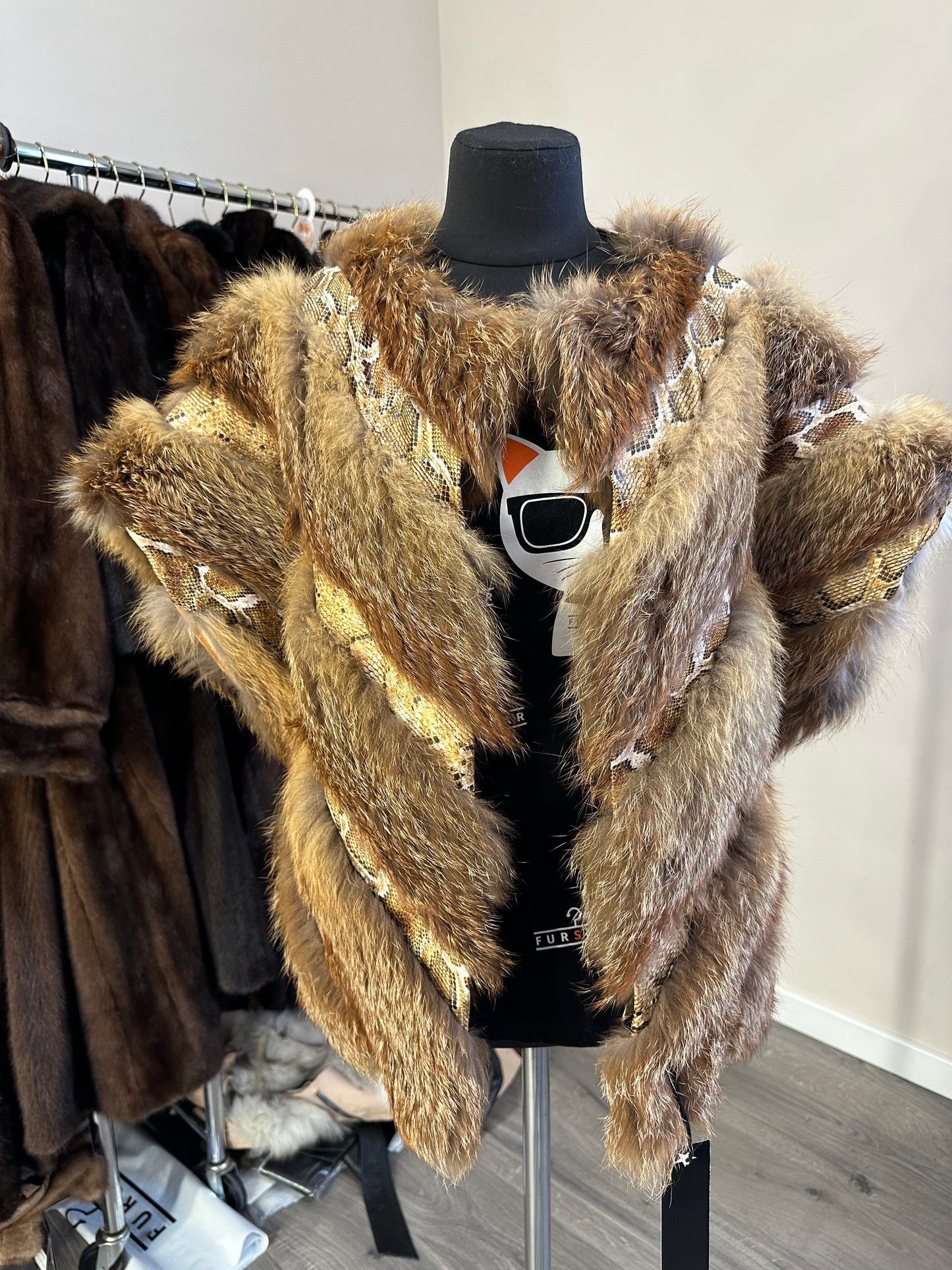 Women's Brand New Real CRYSTAL FOX size M Fur VEST waist Coat Sleeves Less 1109977