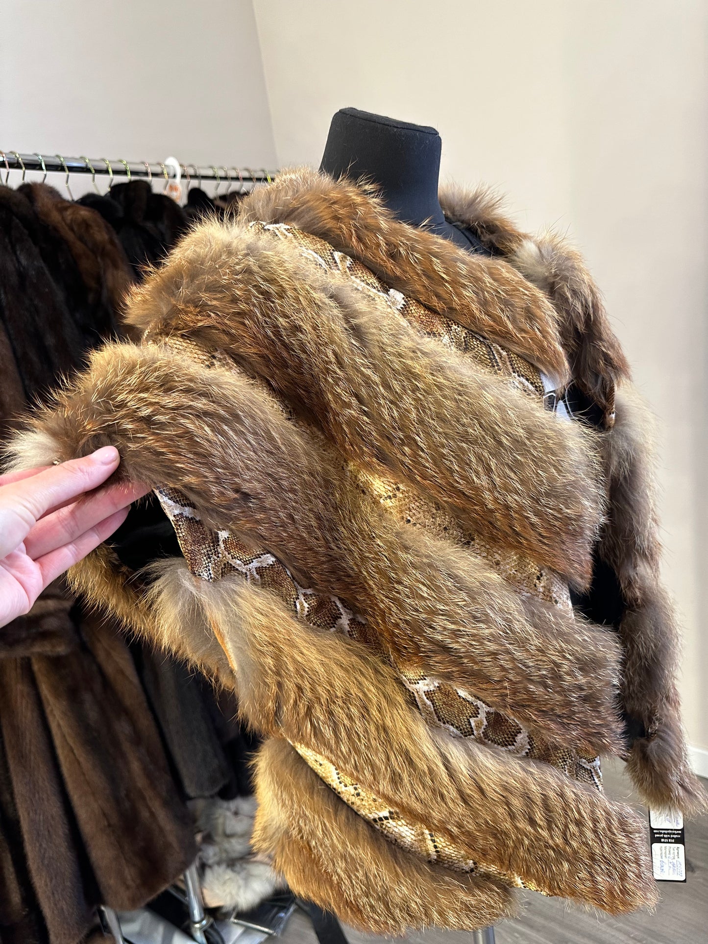 Women's Brand New Real CRYSTAL FOX size M Fur VEST waist Coat Sleeves Less 1109977