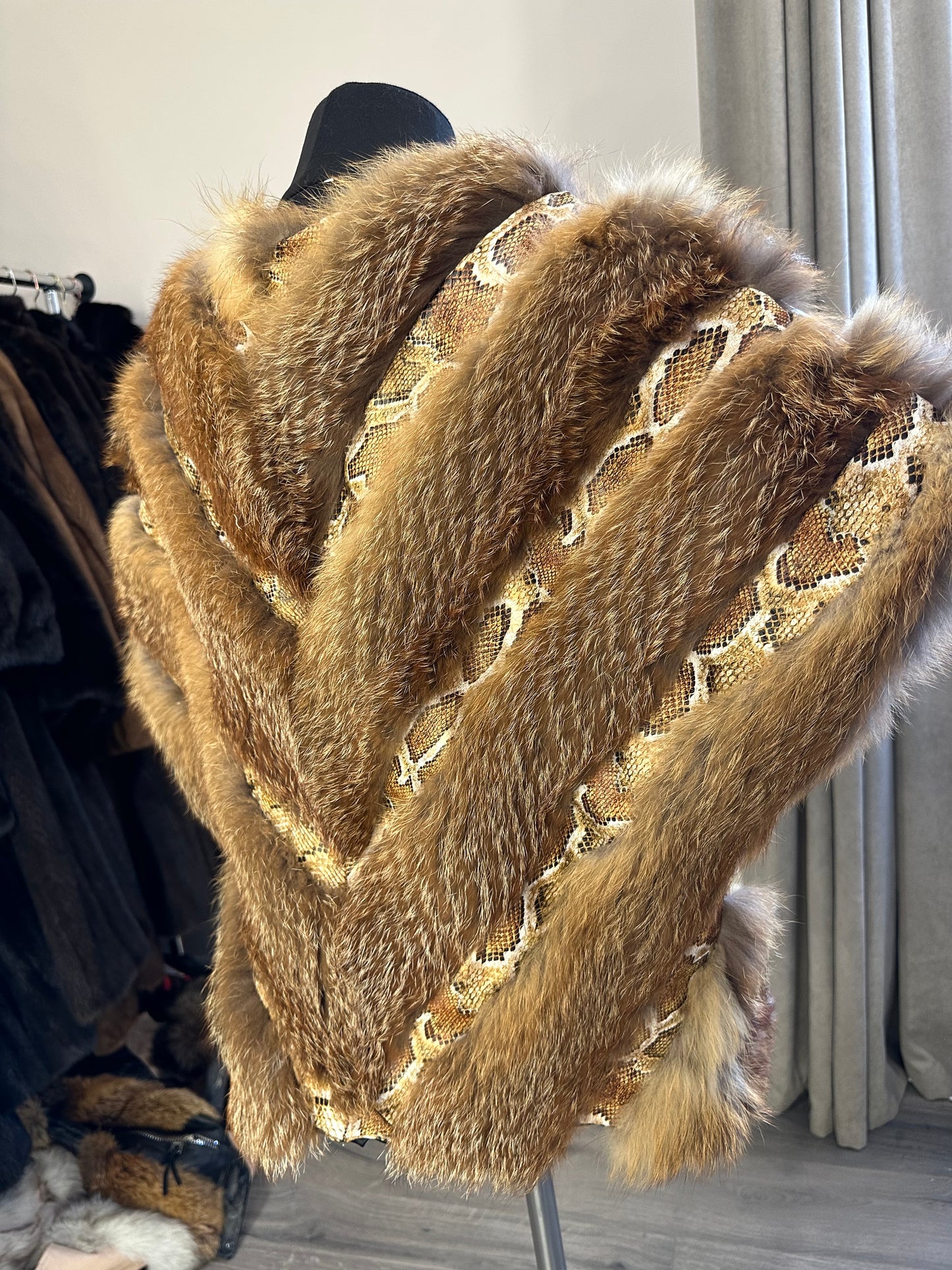 Women's Brand New Real CRYSTAL FOX size M Fur VEST waist Coat Sleeves Less 1109977