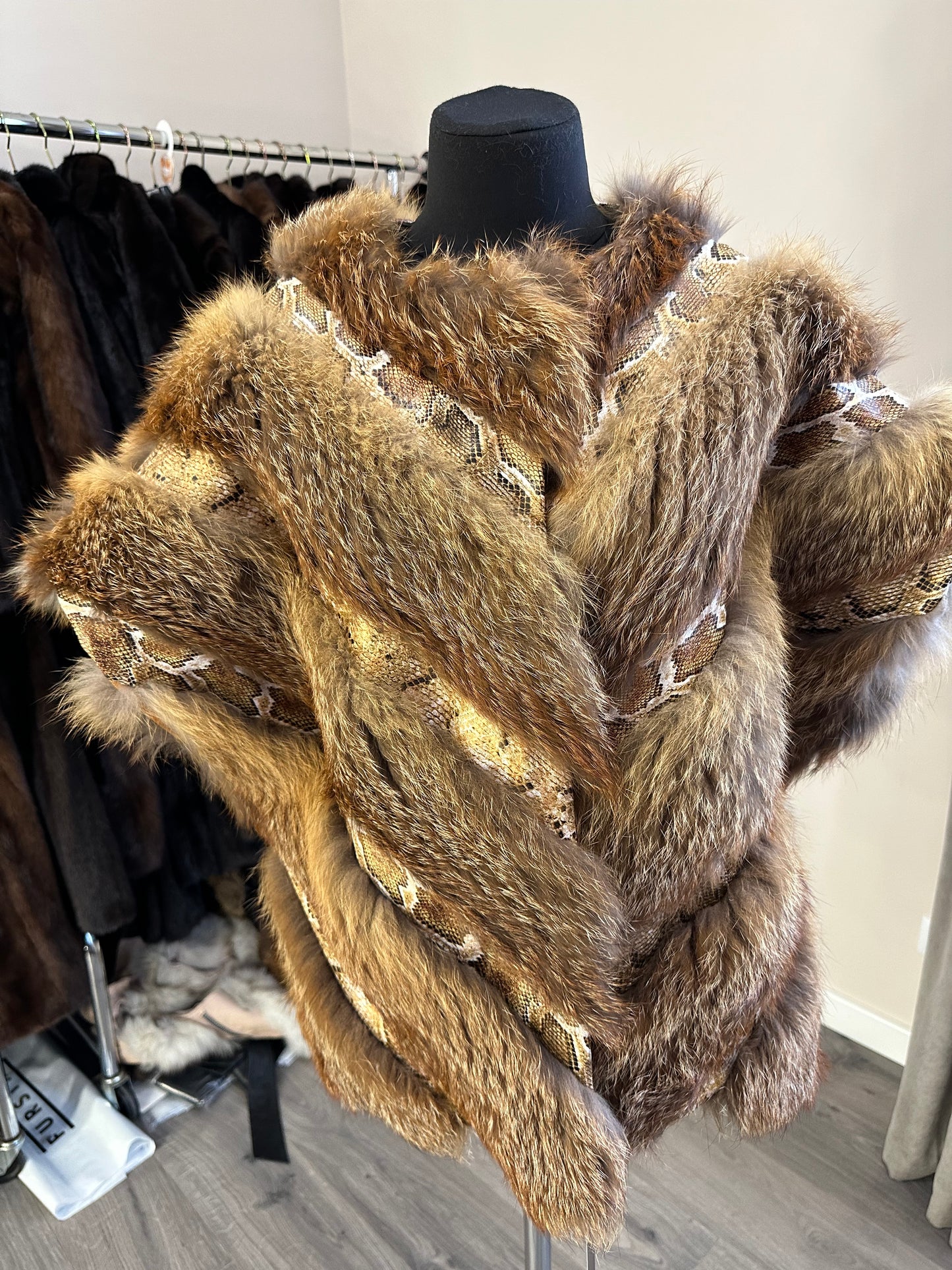 Women's Brand New Real CRYSTAL FOX size M Fur VEST waist Coat Sleeves Less 1109977