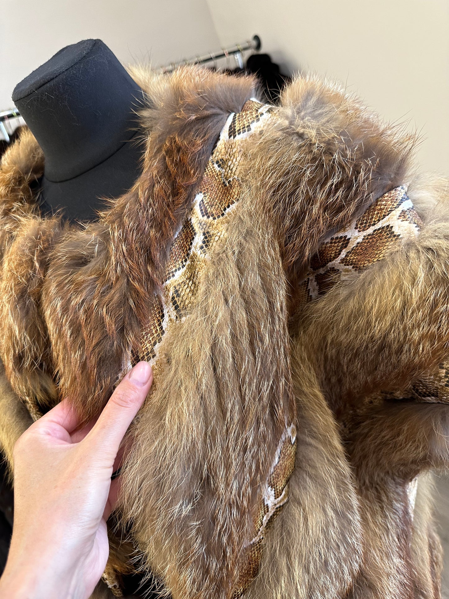 Women's Brand New Real CRYSTAL FOX size M Fur VEST waist Coat Sleeves Less 1109977