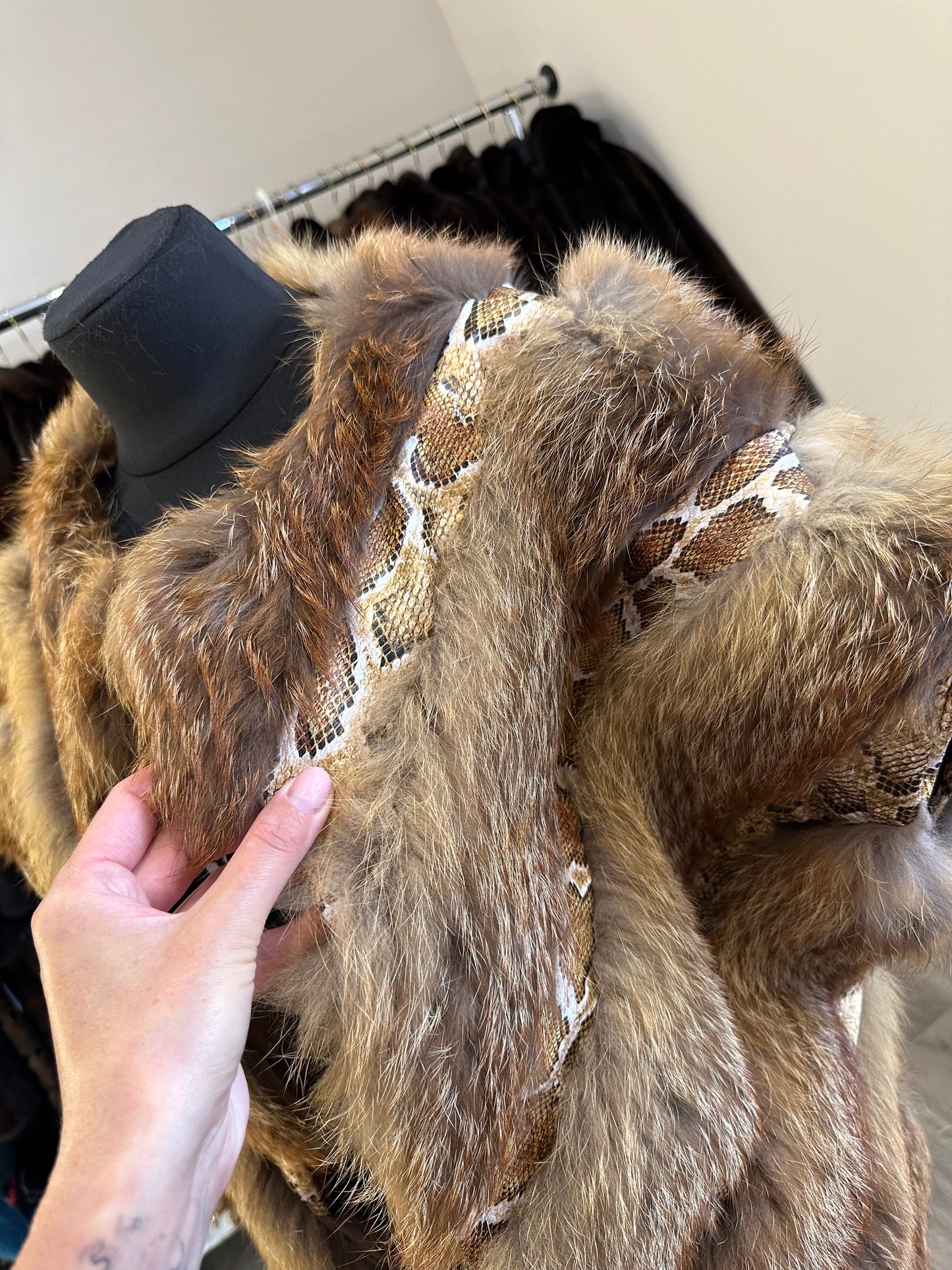 Women's Brand New Real CRYSTAL FOX size M Fur VEST waist Coat Sleeves Less 1109977