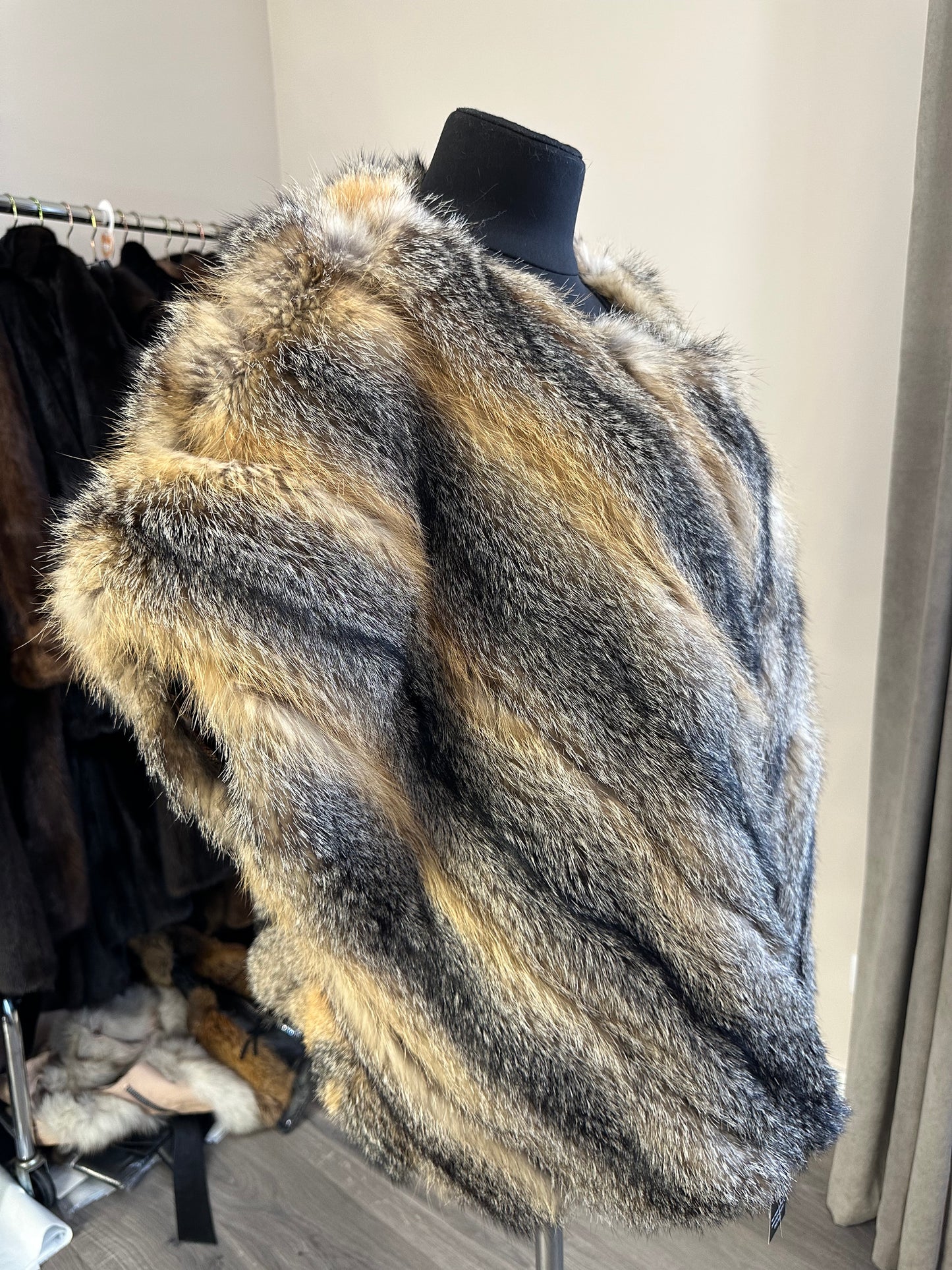 Women's Brand New Real natural coyote Fur VEST waist Coat Sleeves Less 1109979 size L XL