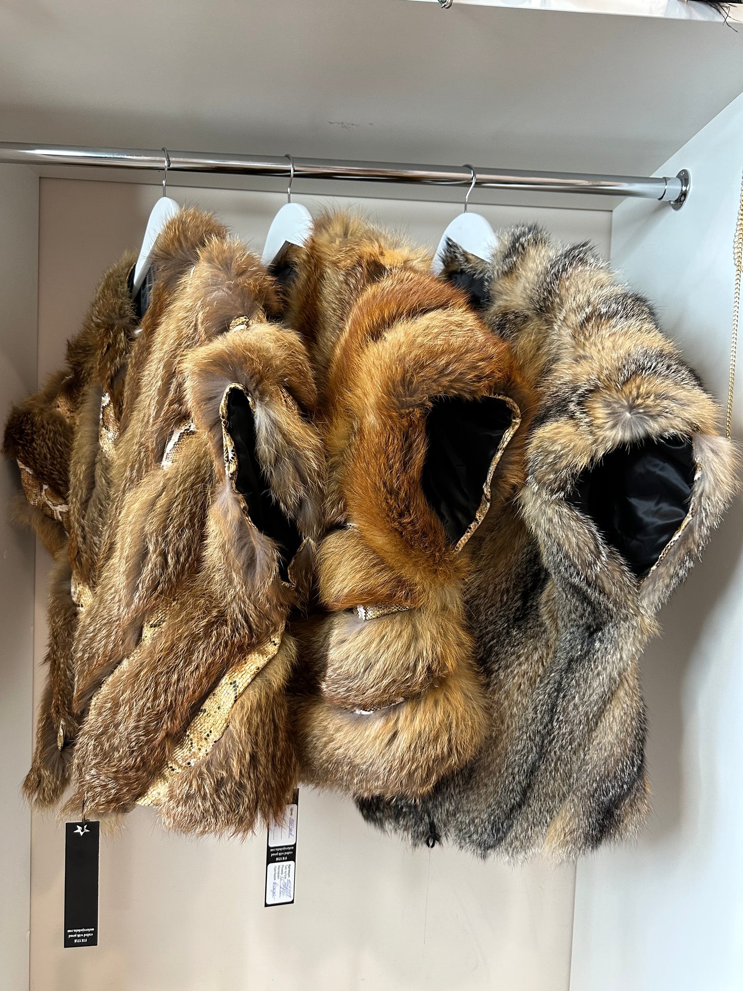 Women's Brand New Real CRYSTAL FOX size M Fur VEST waist Coat Sleeves Less 1109977