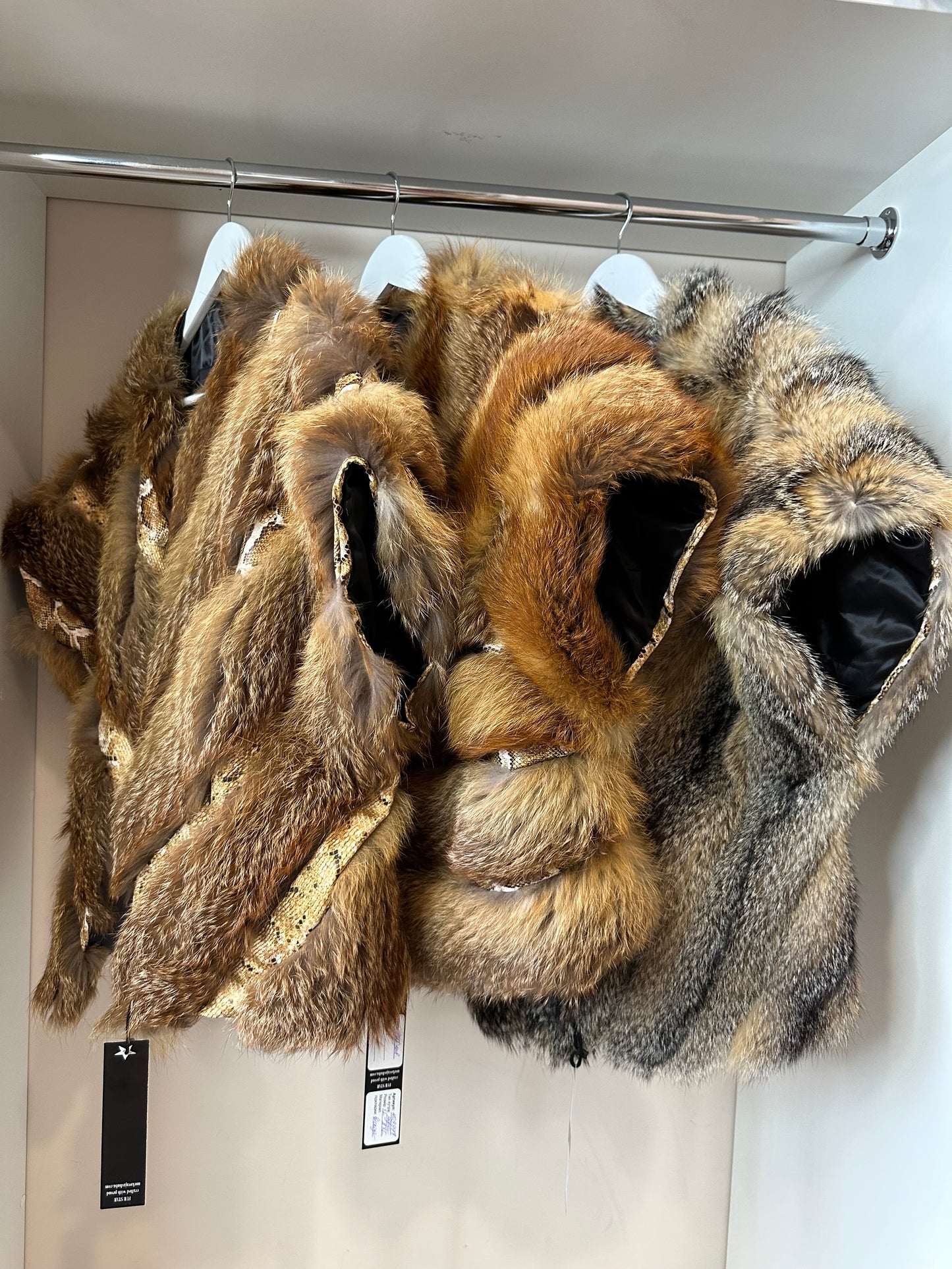 Women's Brand New Real CRYSTAL FOX size M Fur VEST waist Coat Sleeves Less 1109977