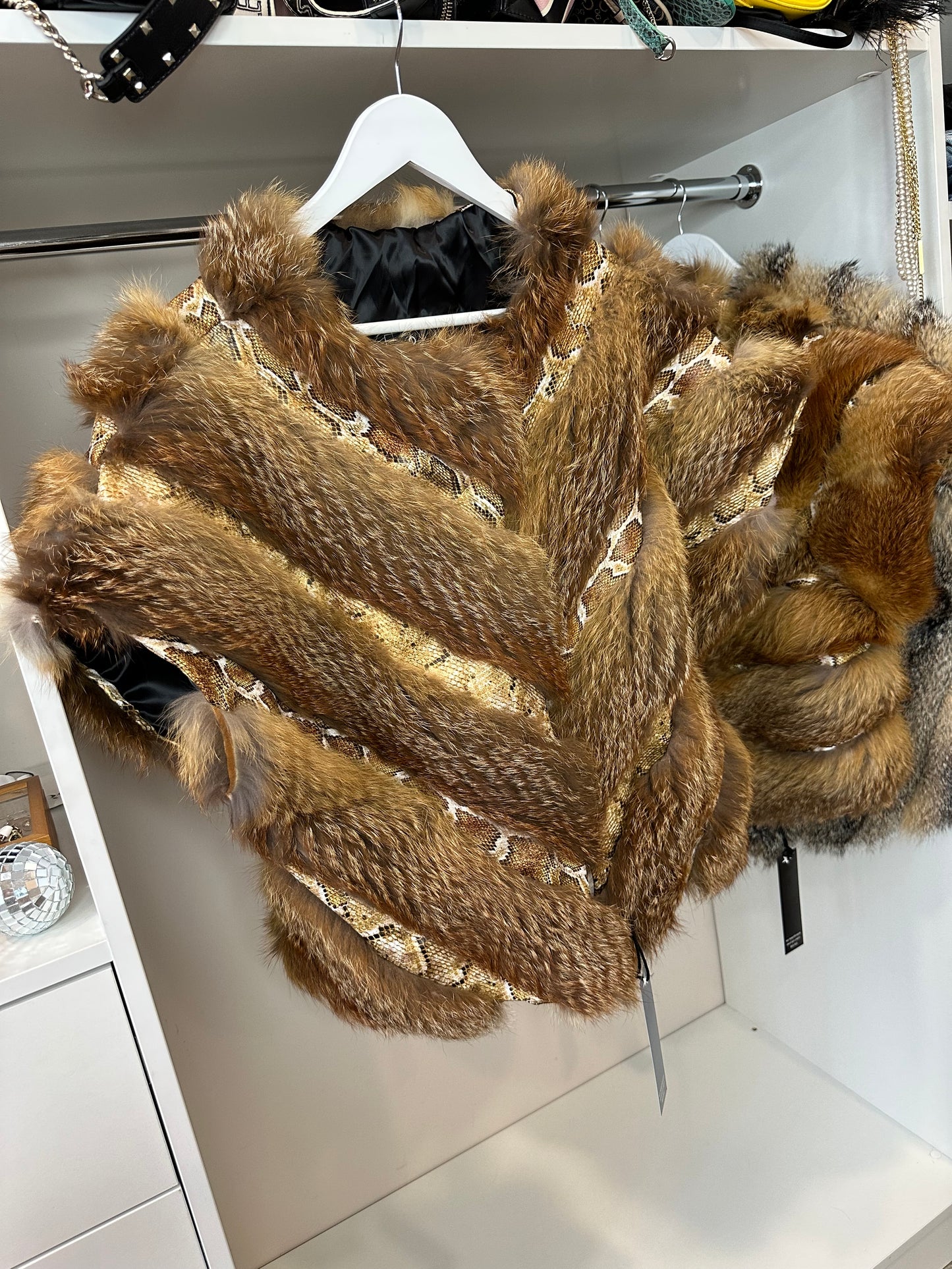 Women's Brand New Real CRYSTAL FOX size M Fur VEST waist Coat Sleeves Less 1109977