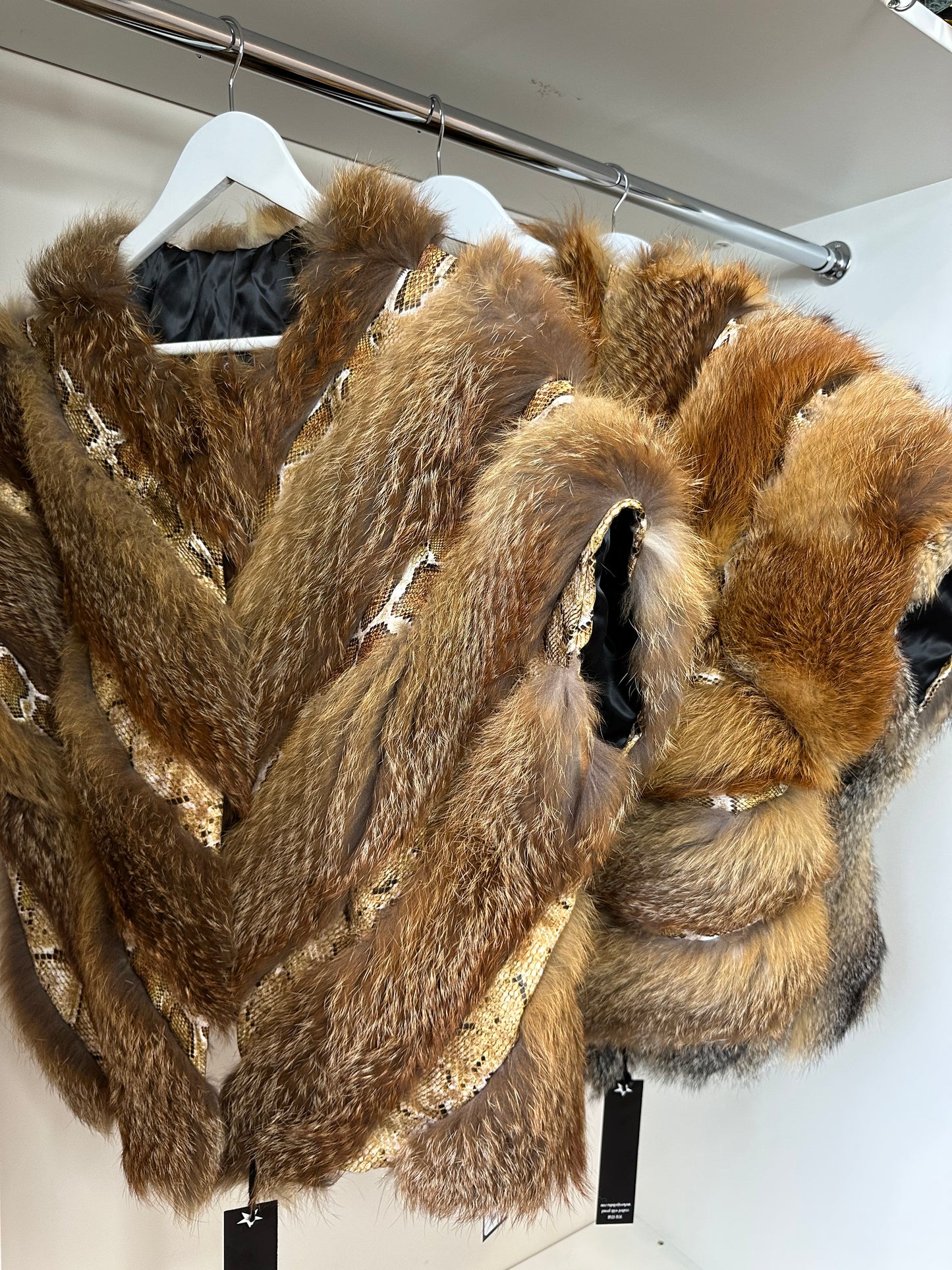 Women's Brand New Real CRYSTAL FOX size M Fur VEST waist Coat Sleeves Less 1109977