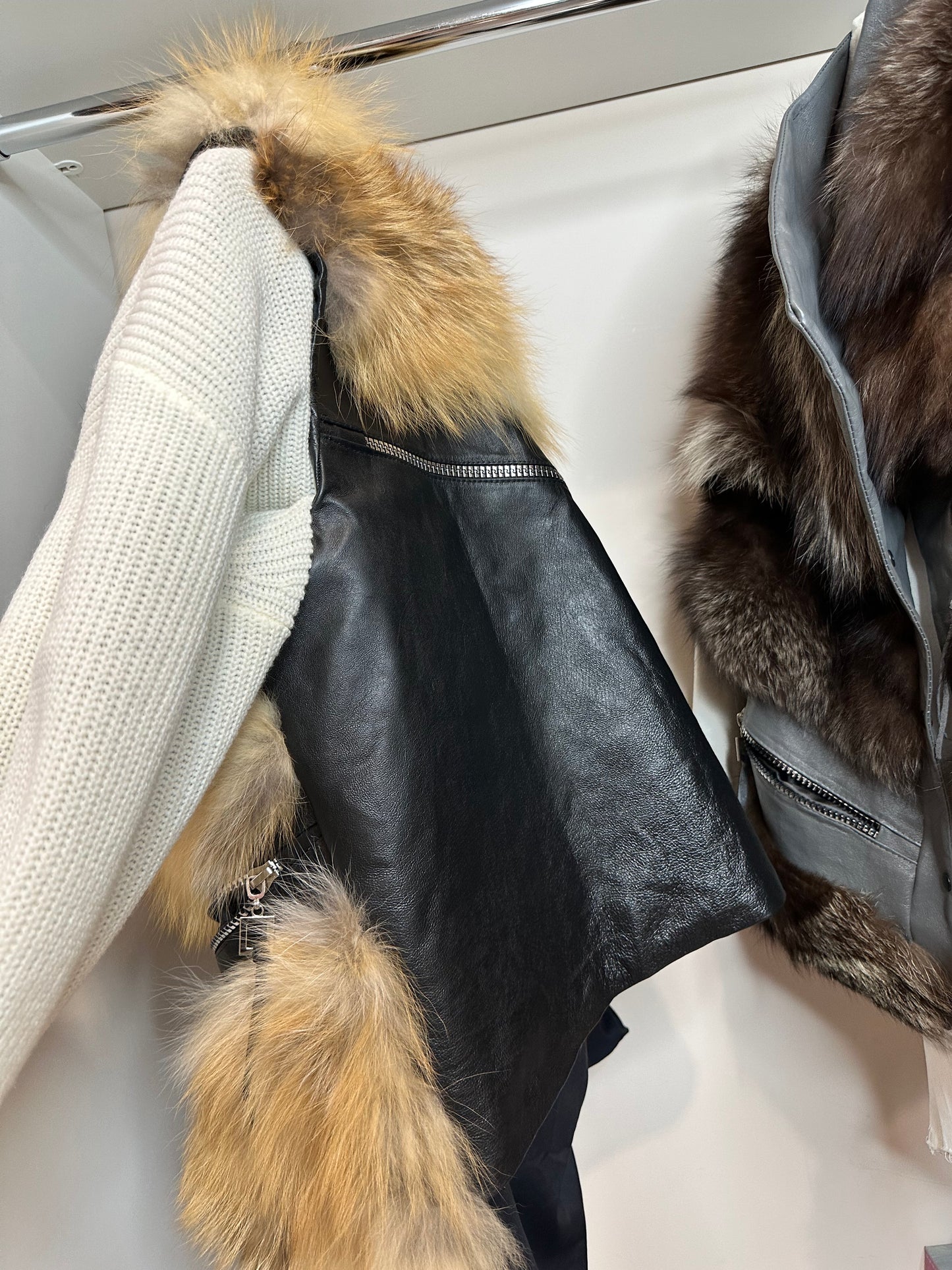 REAL genuine POLAR FOX fur women vest M SIZE LEATHER 1109910 WITHOUT SLEEVES