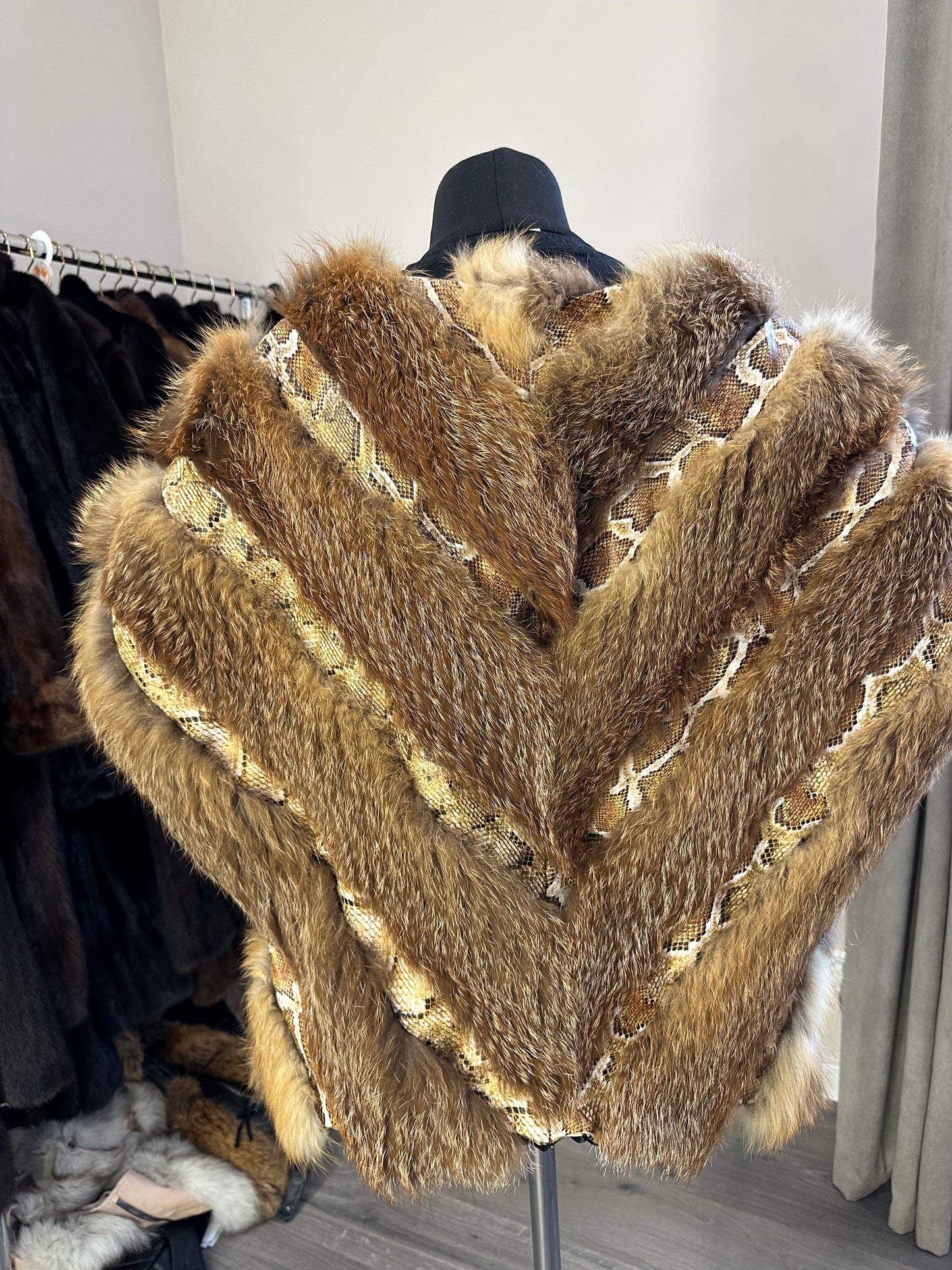 Women's Brand New Real CRYSTAL FOX size M Fur VEST waist Coat Sleeves Less 1109977