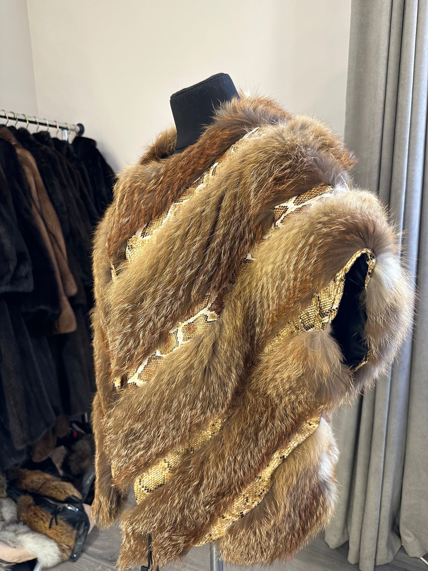 Women's Brand New Real CRYSTAL FOX size M Fur VEST waist Coat Sleeves Less 1109977