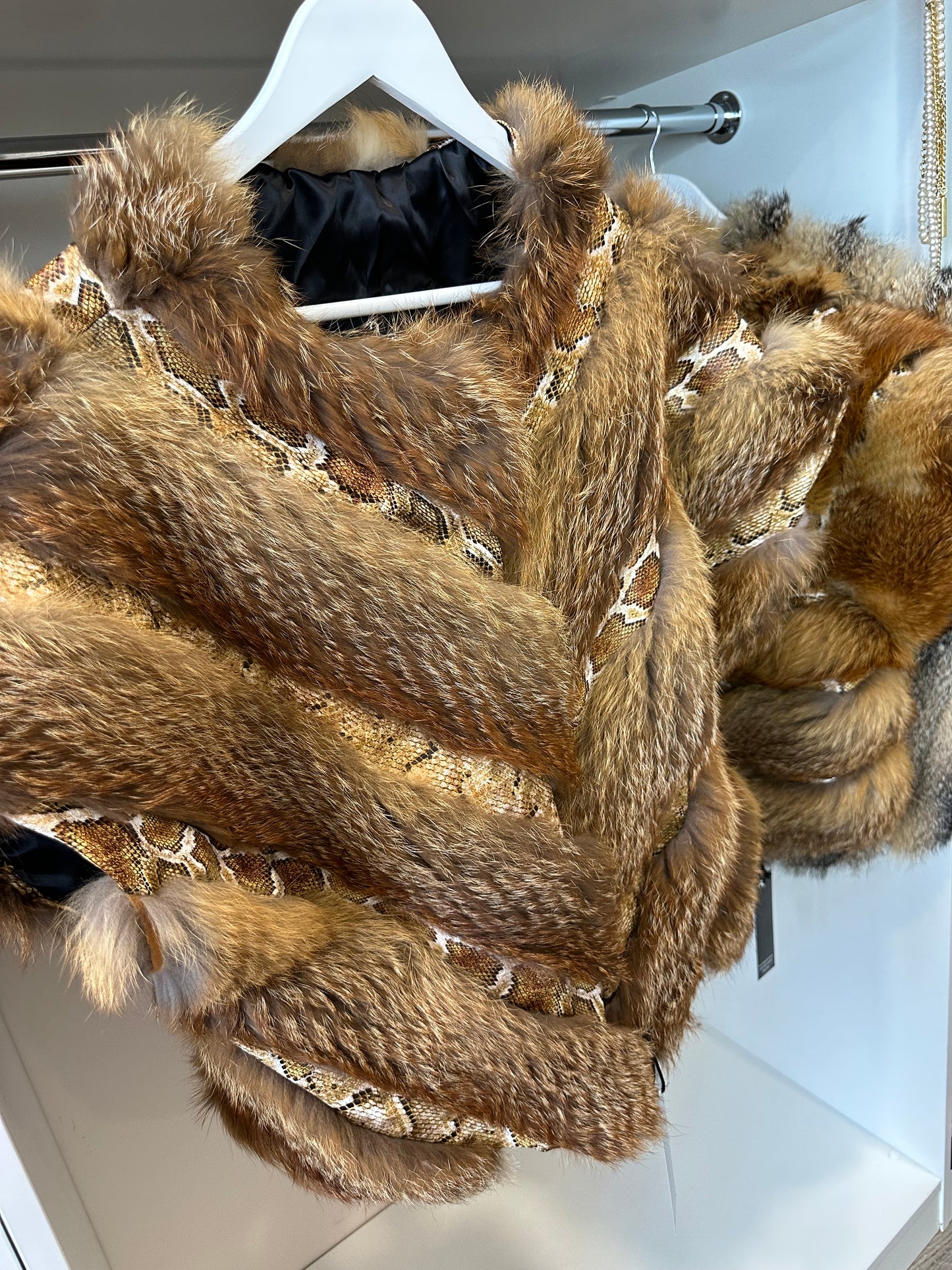 Women's Brand New Real CRYSTAL FOX size M Fur VEST waist Coat Sleeves Less 1109977