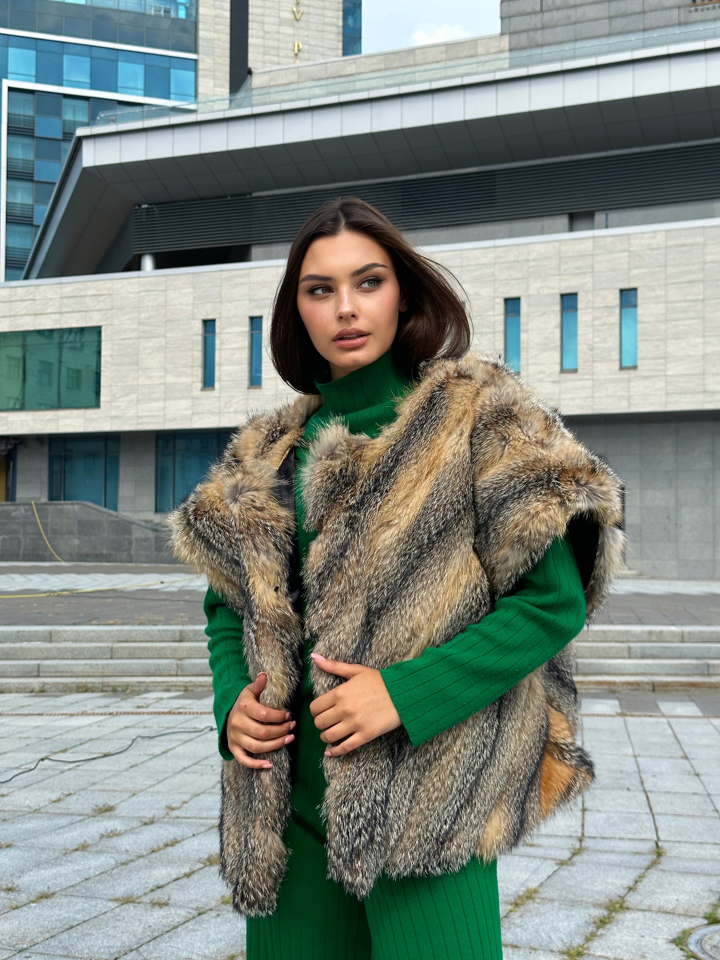 Women's Brand New Real natural coyote Fur VEST waist Coat Sleeves Less 1109979 size L XL